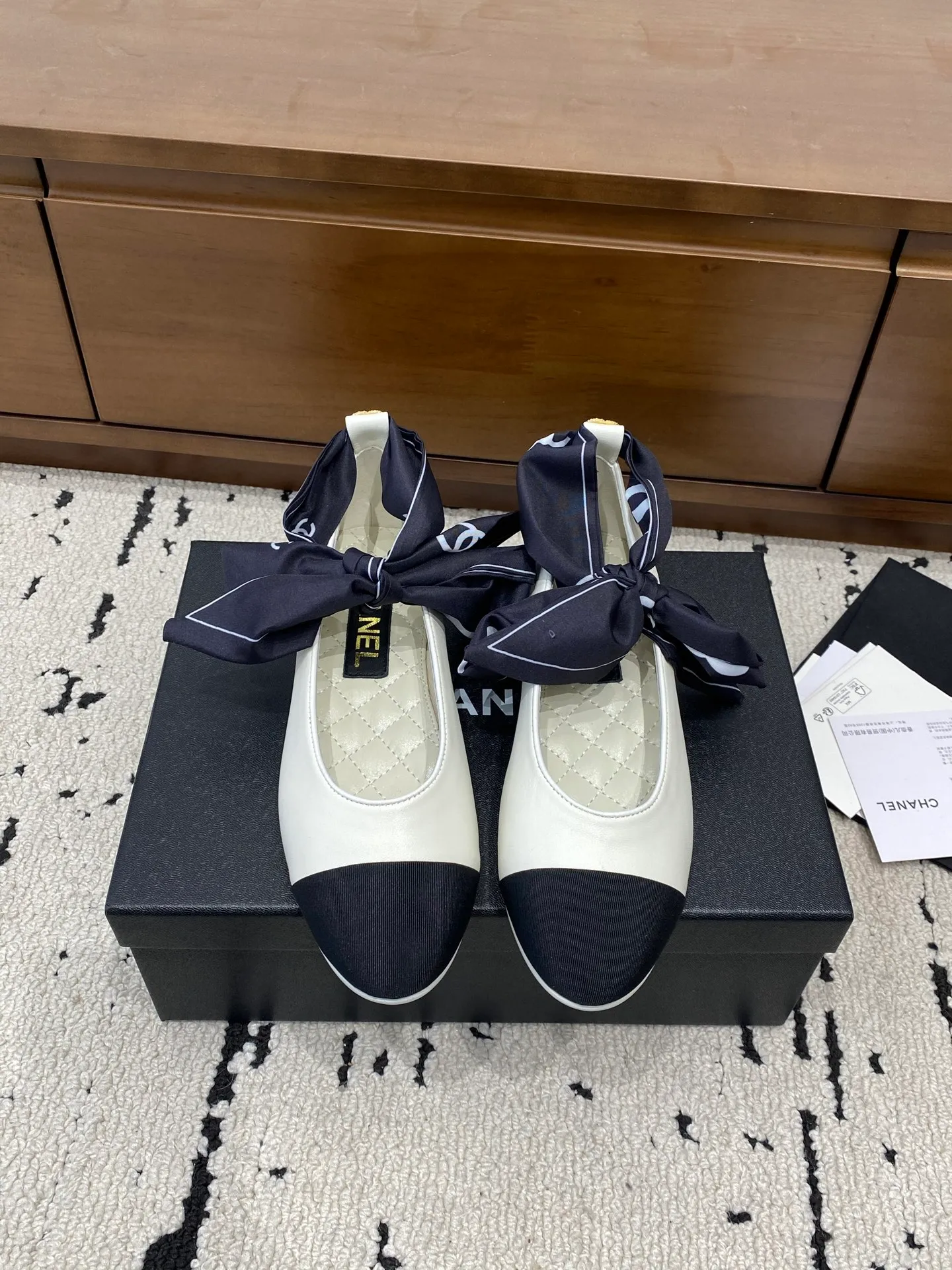 👟👟Ex-factory price 580👟👟 🍀CHANEL2026 early autumn new model, Mary Jane leather cover Chanel Xiaoxiang C home flat ribbon 🎀Comfortable ballet shoes Customized catwalk haute couture, simple yet sweet and playful Solid color fabric is refreshing and easy to wear Buckle design shoes are more heeling Upper: Customized sheepskin Inner foot pad: sheepskin Sole: Italian genuine leather sole Number of yards: 35-40 (customized 40 pieces are non-refundable)
